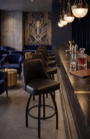 Hotel bar with black bar stools - Holland Grizzly